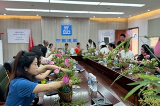 太阳报：沃克和马赫雷斯的前任们将拍纪录片，预计她们会爆出猛料